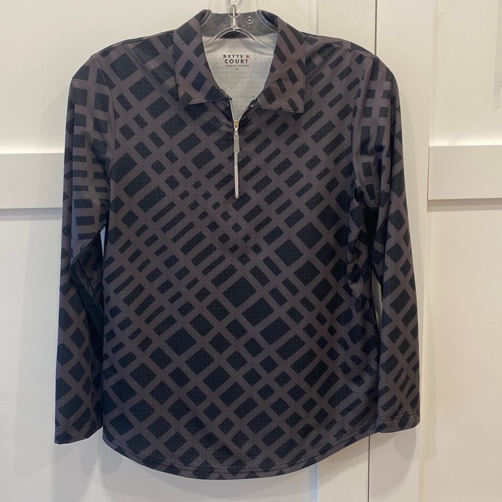 EUC Bette & Court Long sleeve lightweight collared zippered V-neck sports top